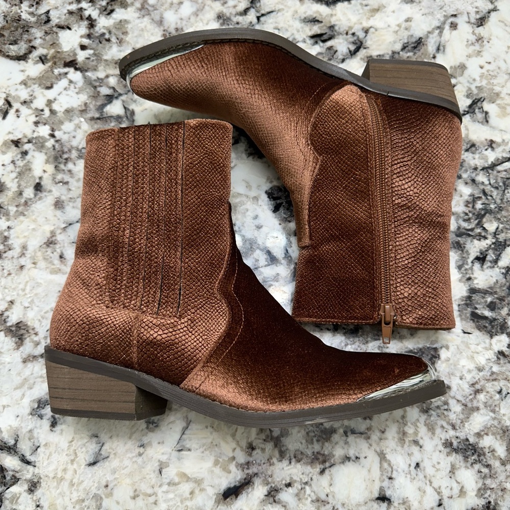 Buckle Eagle Velvet Women’s Boots Color Whiskey Size 6.5